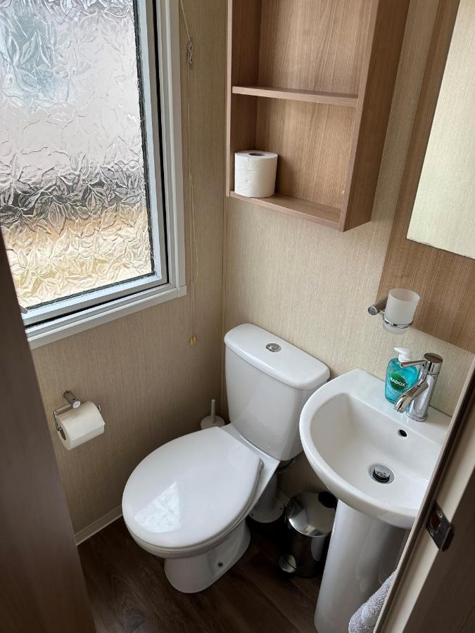 Sea Breeze Cabin Poole Exteriör bild