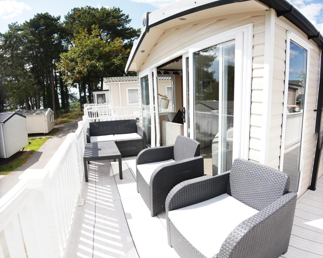 Sea Breeze Cabin Poole Exteriör bild