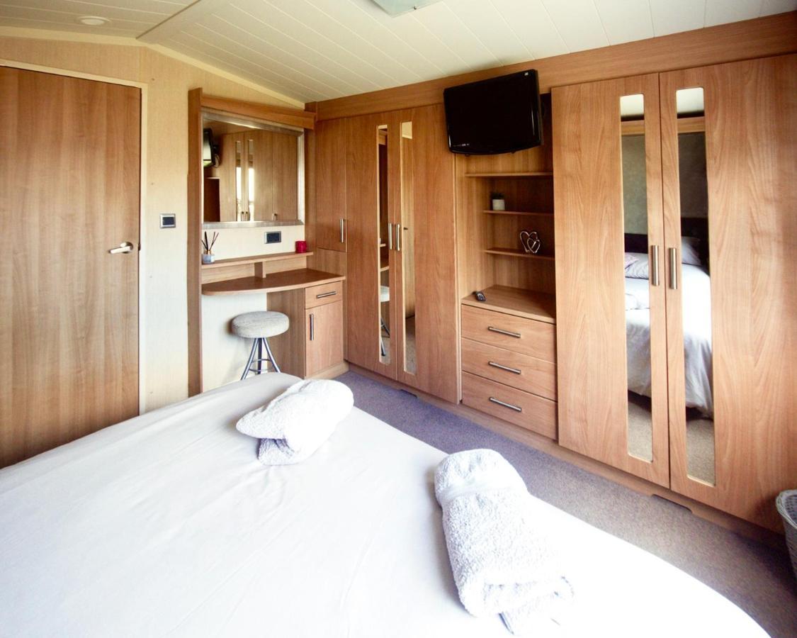 Sea Breeze Cabin Poole Exteriör bild
